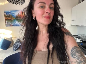 I love how my tan looks like on my skin the sun kisses give some