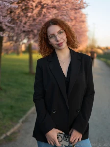 Hey cupcakes welcome to my world i m rachel a 22-year-old curly