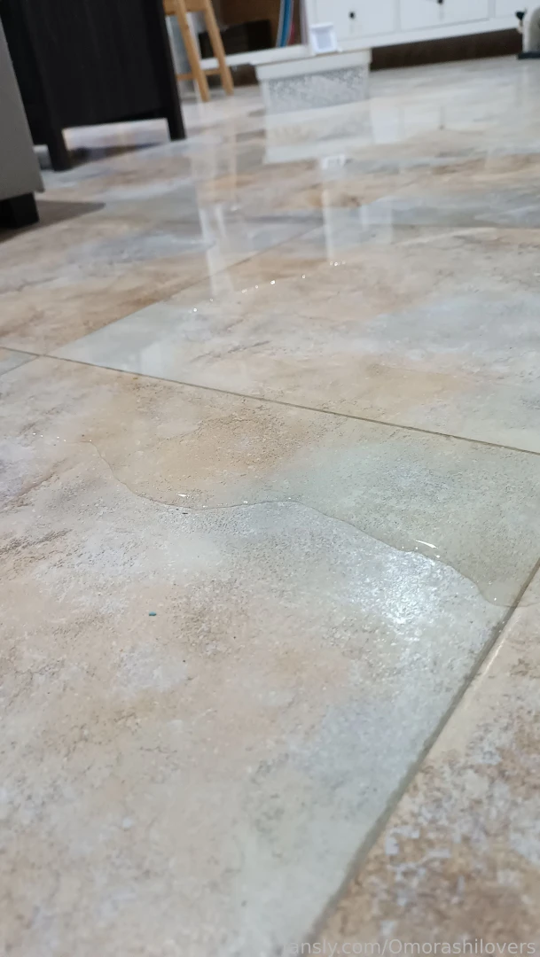 Mi vejiga reventada del otro d a me me encima y llen todo el suelo de 