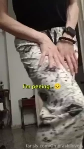 Te estoy pidiendo desesperada por favor que me dejes mear pero me lo