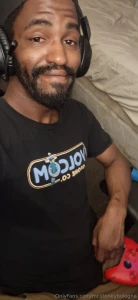 Just hangin out rn hit me up