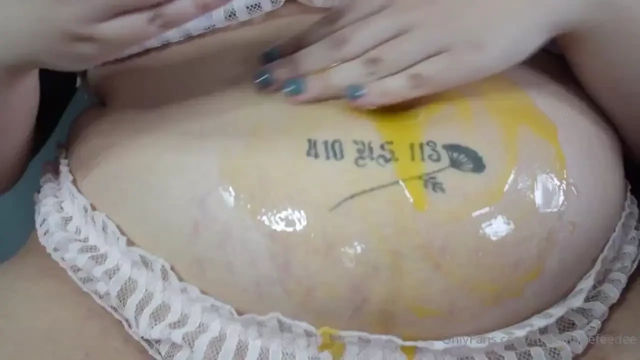 Covering my belly button with butter sauce and dipping pizza into it 
