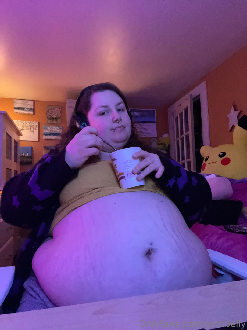 Okay these pics were kinda cute tho i can rest my food on my belly 