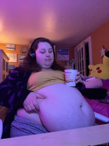 Okay these pics were kinda cute tho i can rest my food on my belly part 1