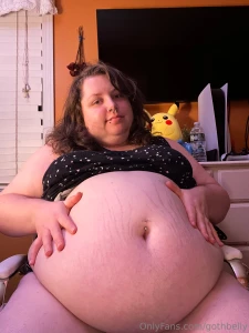 Okayyy i might be an hour late posting but omg i look so fat part 1