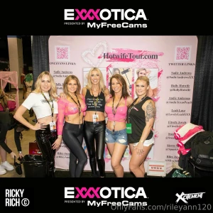 Throwback to our first exxxotica sierraspunkvip leahlayzvip