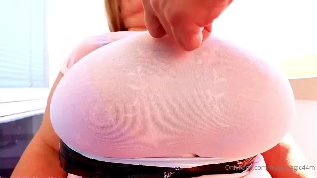 The cleavage cut with maja 