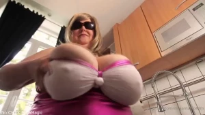 Maja washing the dishes majamagic44m