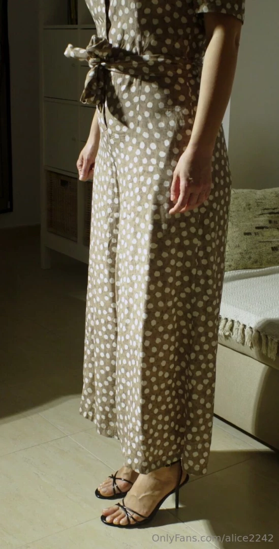 Tight jumpsuit tired feet and a growing belly hey guys so i finally 