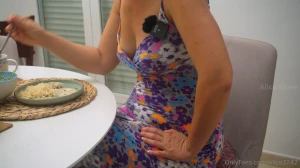 Eating burping and stuffed belly play hey guys this video is fully