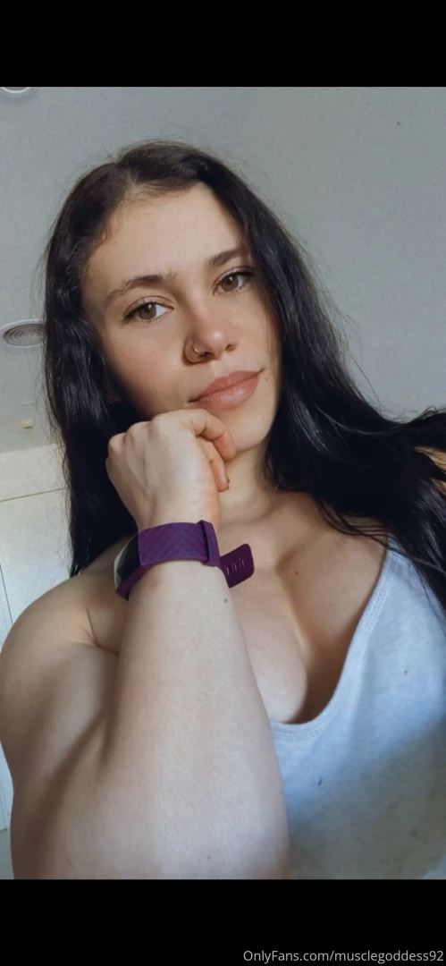 Who els loves nude muscle flexing this new nude video i m sending out 