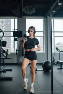 I don t train for looks i train for power but let s be honest the view