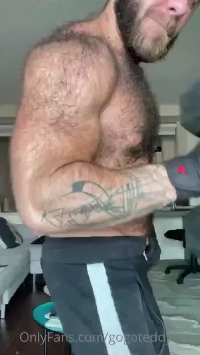 Look how vascular my veins get when i lift getting this hairy muscles 