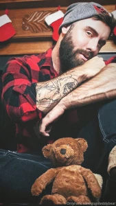 It s the holidays you should make this your cellphone background