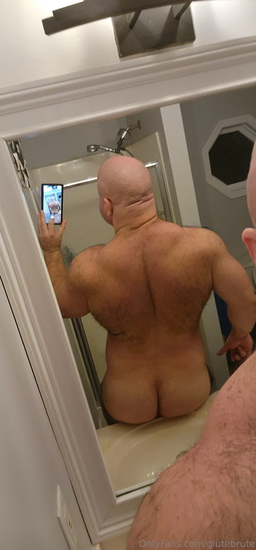 Well hello there who doesn t enjoy a behind the back selfie don t 