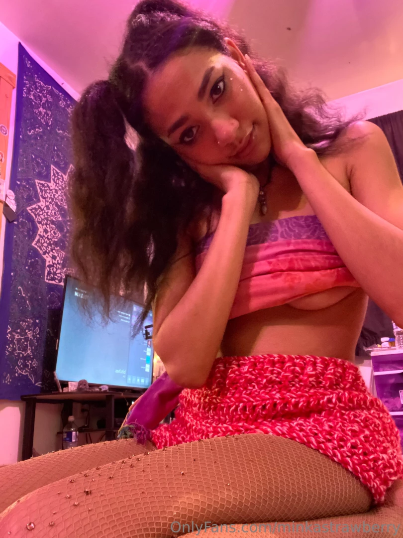 A pic in my cutesy shorts i made peep my cat photo bombing in the next 