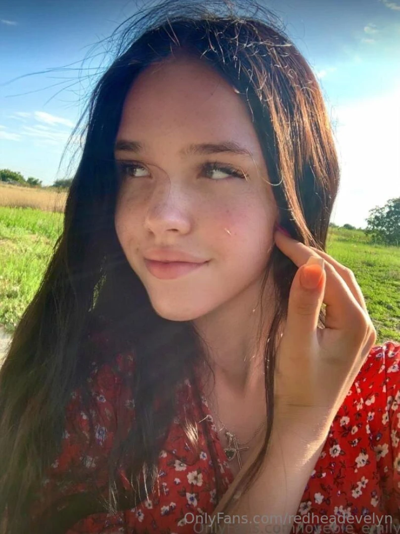 Stop scrolling let me distract you loveble_emily cute girl part 126 