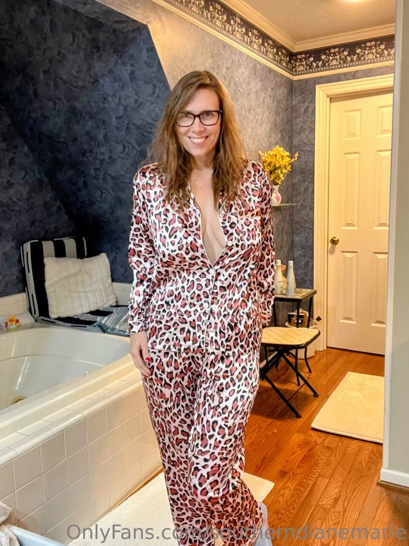 I these new pjs good night my sexy friends 