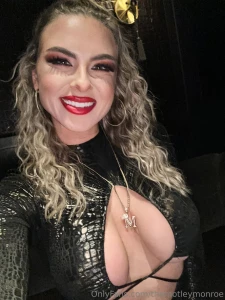 Wanna see me untie the top and flash you my titties tip 10 and ill