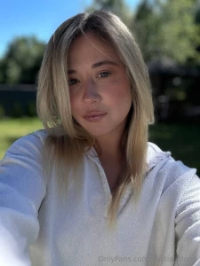 Is it okay for your girlfriend to have guy friends i think it s wrong