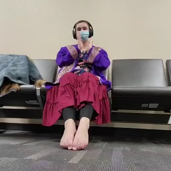 Barefoot lifestyle - barefoot gypsy in the airport fanservice sole 