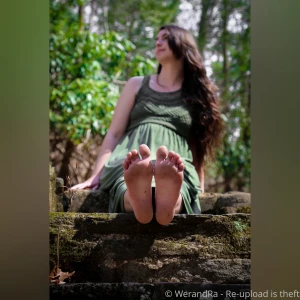 Some foot fanservice shots from a shoot with dharma earlier in the part 5