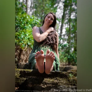 Some foot fanservice shots from a shoot with dharma earlier in the part 2