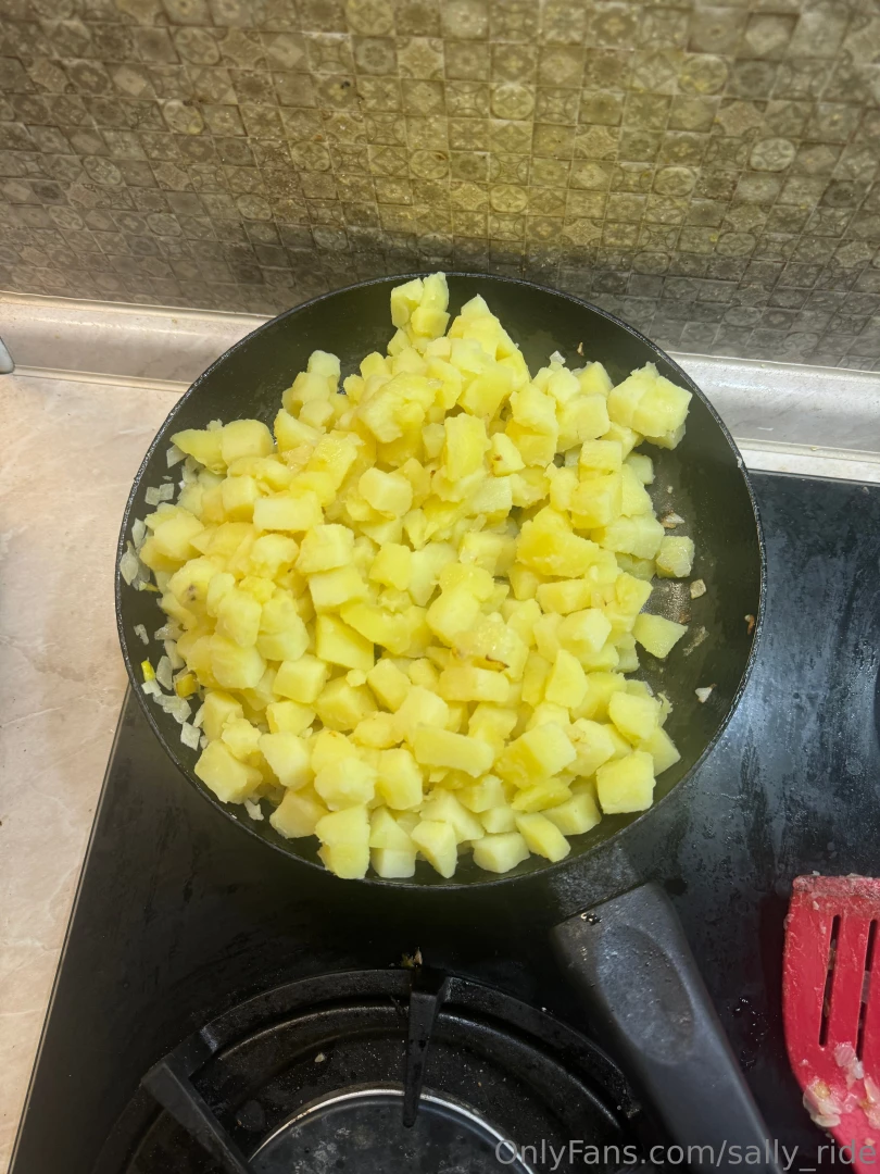 Someone s having fried potatoes for dinner 