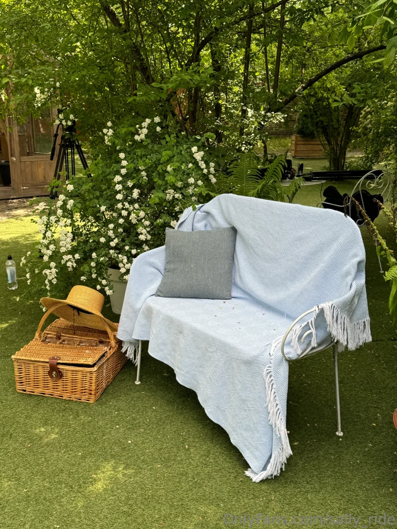 Where do you feel more comfortable working at home or outside in a caf 