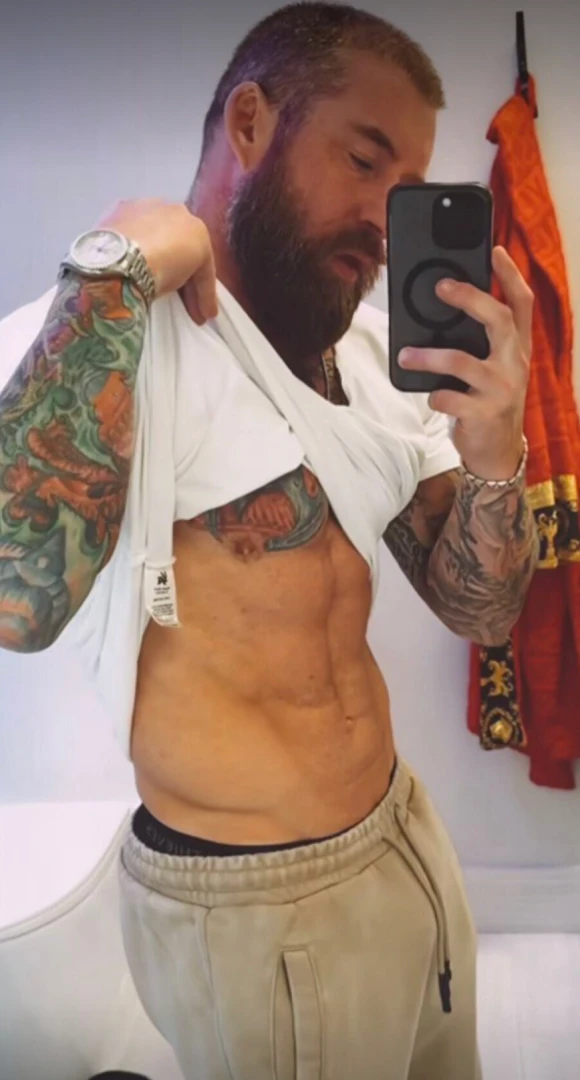 Worship my muscular body for me 