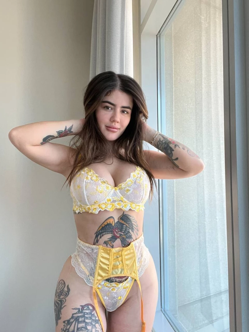 Dicen que el amarillo atrae la buena suerte o seria las miradas 