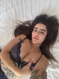 Un poquito aburrita hoy me hablas por dm