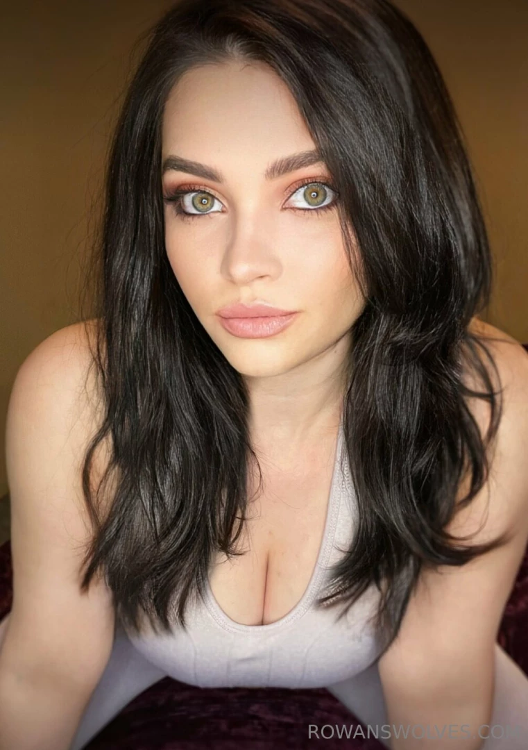 Will you play with me i m sure this milf can make you cum so so fast 