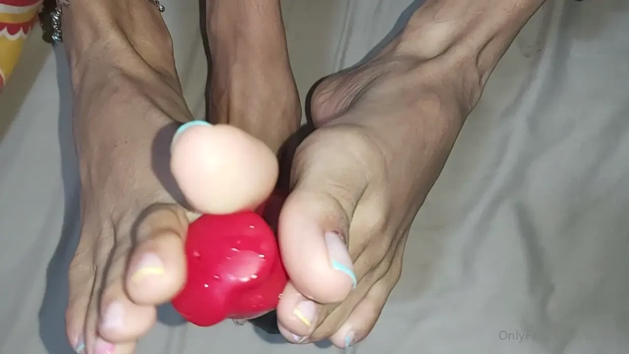 I can masturbate you with my feet babe 