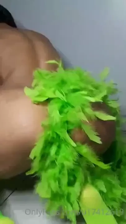 When i put the dildo up my ass i squirt this feels really delicious 11 