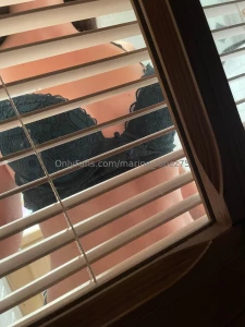 Tu aimerais me voir comme a en attendant dans le lit dans la chambre d part 3