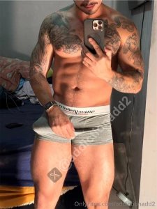 Limpando o espelho sujo de leite cleaning the milk-stained mirror veja