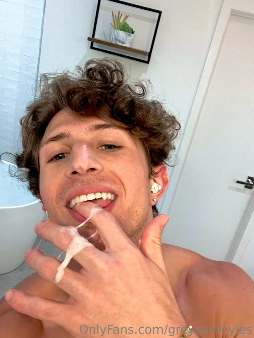 Love eating my own cum 