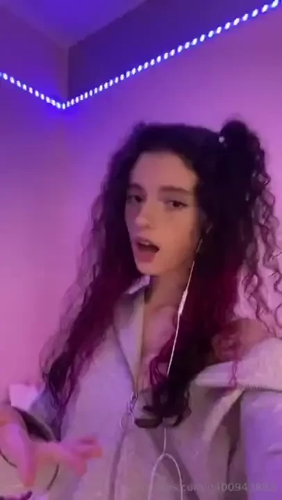 A little dreamy girl is waiting for you i want to teach you to dream 