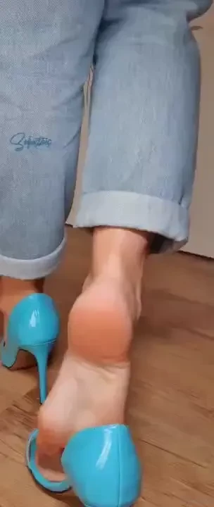 While i m wait in line for my coffee i m i distracting you 