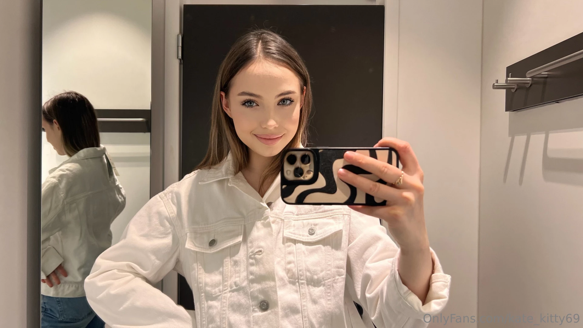 Would you date a girl who has an onlyfans account 