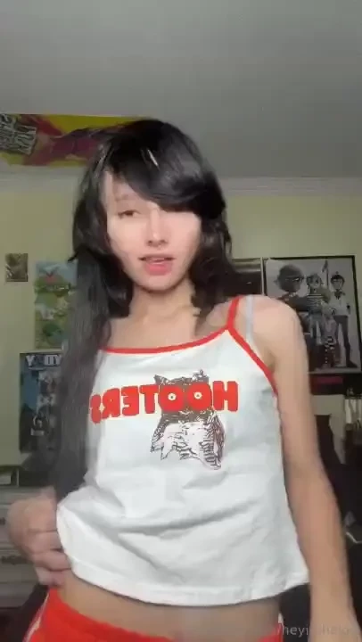 Drop a tip from 1-10 for your hooters girl 