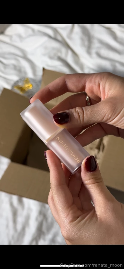 I love grooming myself so much - the light scent of my favorite cream 