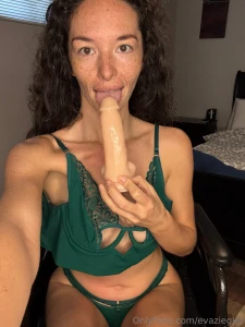 Who says i can t make you weak in the knees