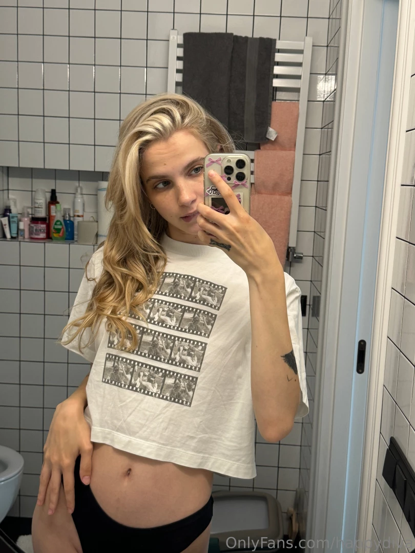 The idea of photographing yourself in the mirror has become an 