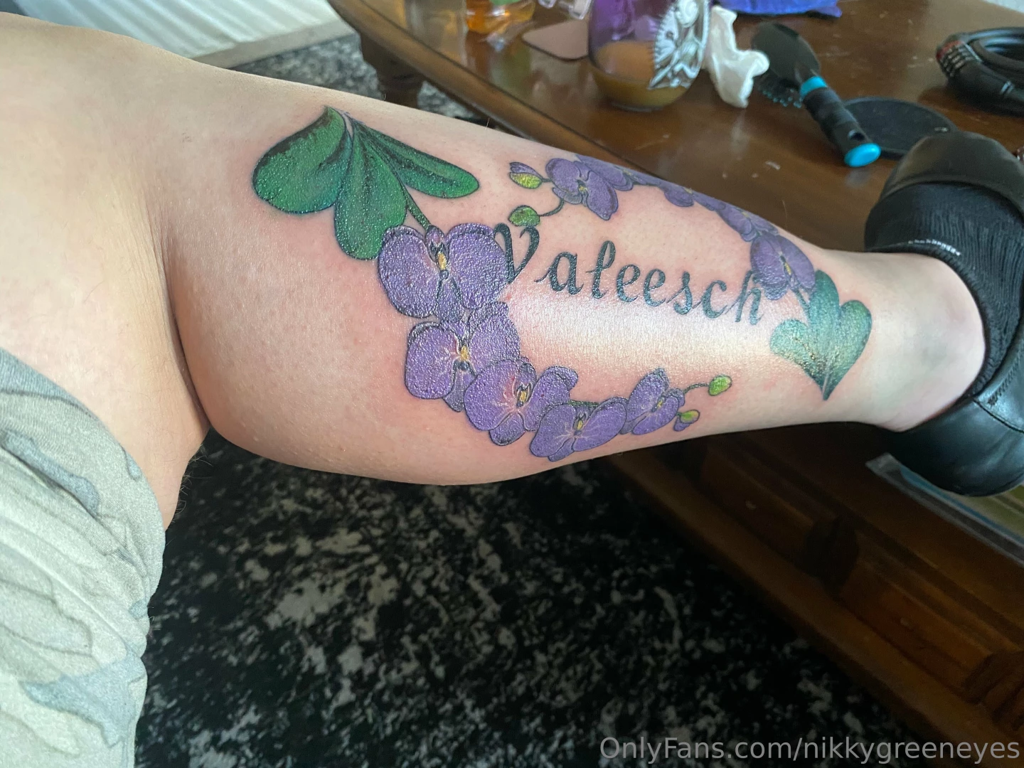 Salon visit nd a new tat first time i did my toes white i like i m part 1 