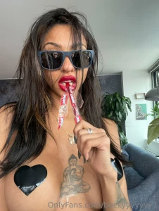 Feelin like i wanna taste your twizzler