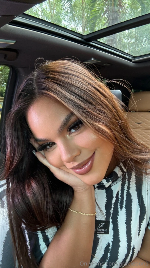 Leaving here a cute selfie dont forget how my face looks like hahah i 