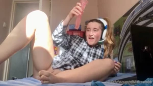 Cute girly brings herself to orgasm while watching porn i got really