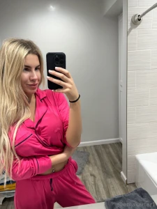 Do you find me pretty babe say yes and message me